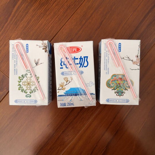 250ml*24礼盒装:"包装很漂亮,造型独特,给人很喜庆的感觉,每个牛奶盒