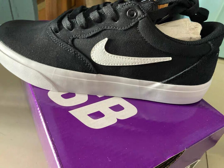 耐克(nike):"发货和物流很快 发货两天就到了 非常快了 这款的鞋盒