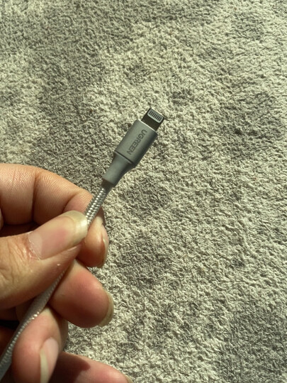 一会手机就发热 传输速度:没用过 充电速度:慢 做工质感:不错就是开线