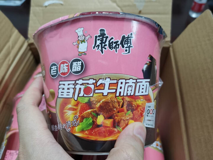 康师傅碗面:"这个口味的方便面比较少见,反正在本地超市买不到的,只有