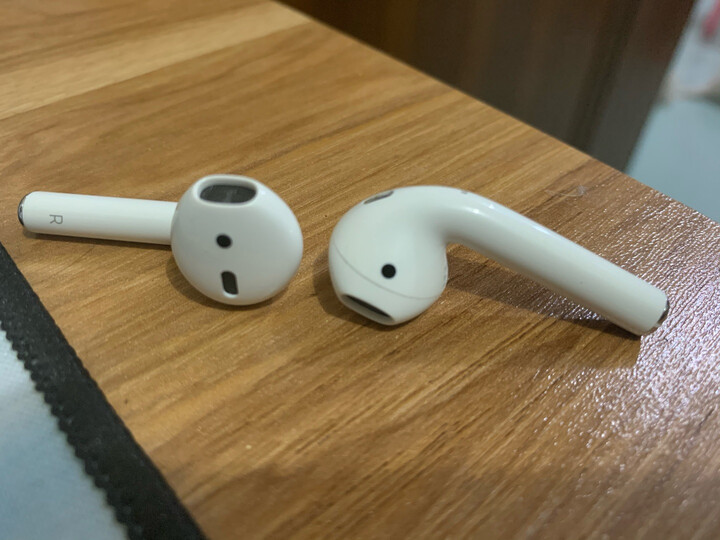 appleairpods:"很棒哦,东西很不错,呼出siri也会答应,功能都正常,反磁
