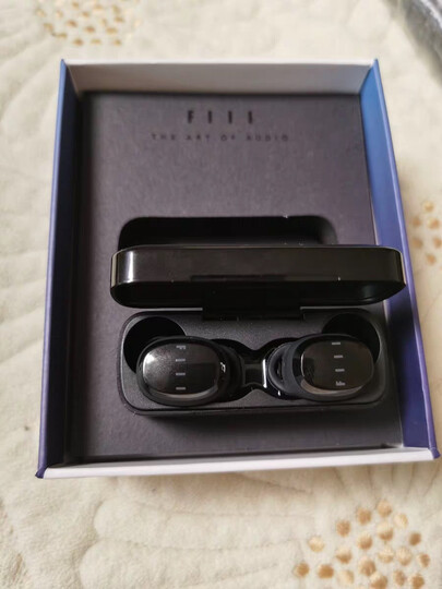 耳机佩戴很舒适,贴合耳廓,最让我满意的是耳塞材质,一直都对耳道特别