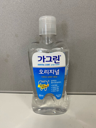 佳口林漱口水 标准380ml:"最近拔了一颗智齿,医生推荐买了瓶漱口水,上