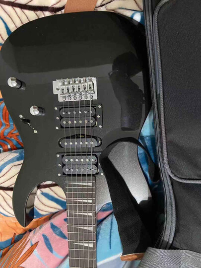 心爱的电吉他收到了,.