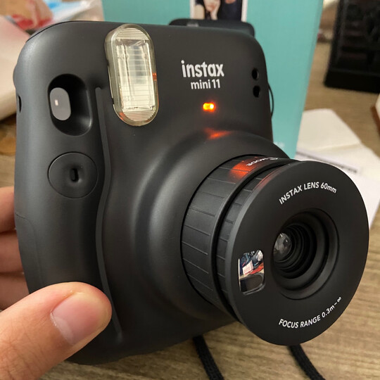 instaxmini 11:"第二天就到货了 速度太快了机身圆润 做工良好 黑色