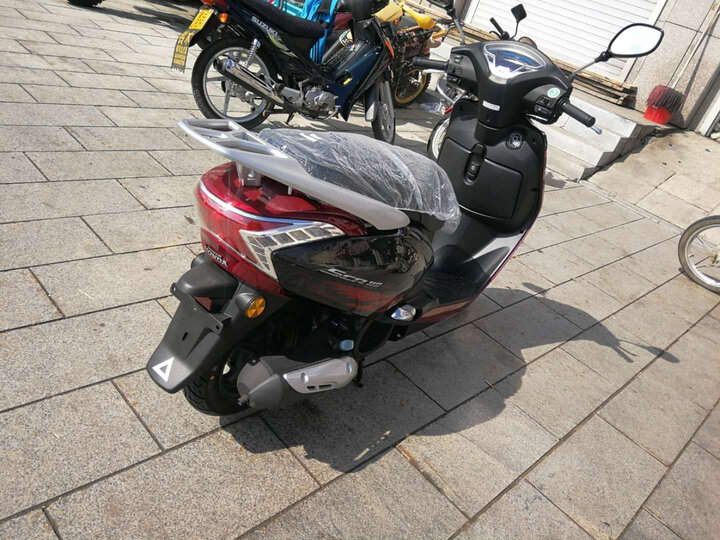 五羊-本田(wuyang-honda):"新国四甲鱼110,真心不错,外观烤漆做工都没