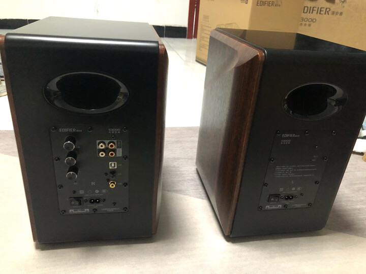 漫步者s3000:"音响到货了很大一箱子,两层纸箱,包裹的很好,拿出音响比