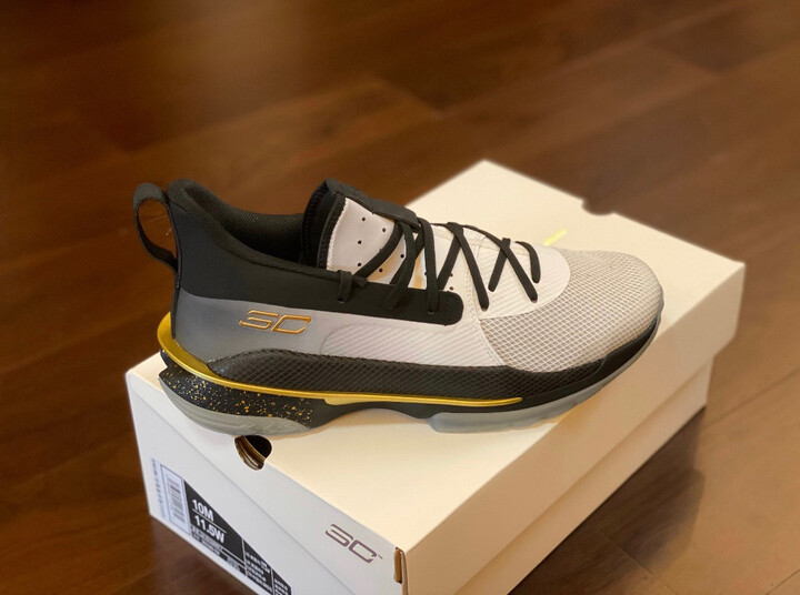 安德玛(underarmour):"curry7绝对是一双被低估的实战后卫好鞋,启动