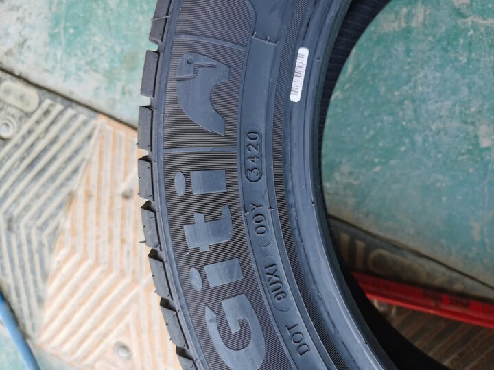 佳通轮胎(giti):"外形外观:好看,比原厂原车胎要软点点抓地性能:很稳