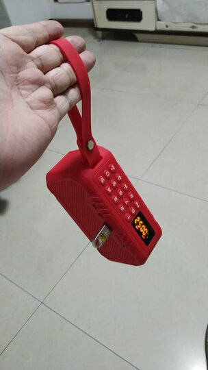 小霸王d100:"音质音效:音量真大啊,是我见过的最好的收音机了,跳广场