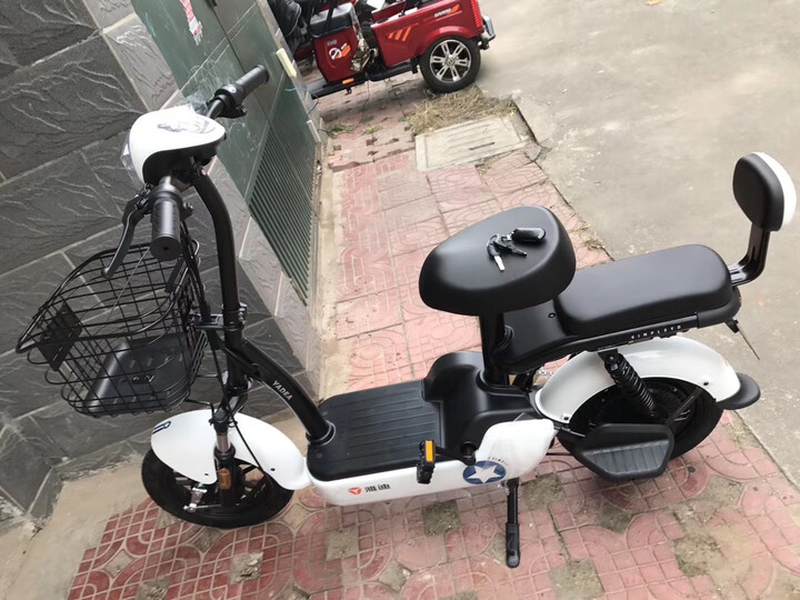 雅迪小金鼠:"外形外观:轻便,外观设计小巧美观.