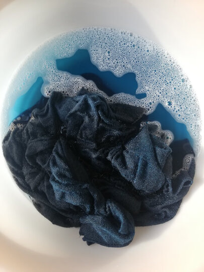 刚入水就掉色严重,还有一股味,差差差差评