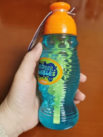 很好吹的泡泡,瓶子和吹泡泡的圈圈质量都很好,可以多次使用.