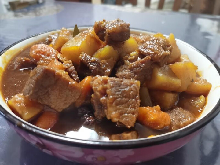 太香了,自己用高压锅炖的土豆老香了,口感软糯肉味扑鼻,大小盆友都