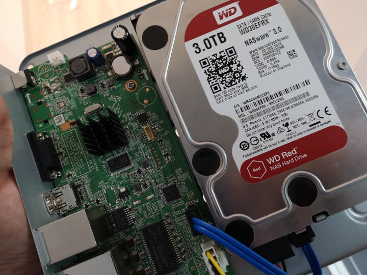 海康威视(hikvision)ds-7104n-f1/4p:"本来家里用的就是海康的硬盘