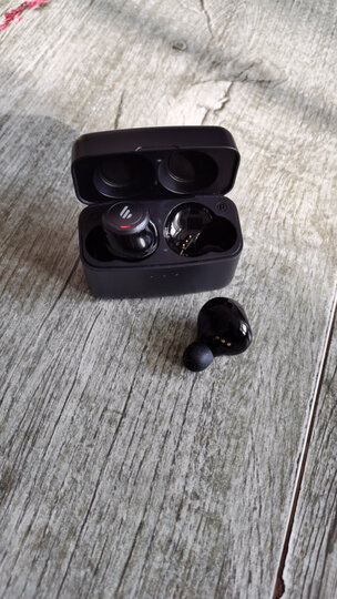 漫步者(edifier)tws5:"做工还算细腻,音质蛮好,最值得表扬的是入耳