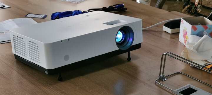 索尼vpl-ex450:"外形外观:简约大气,很有质感投影亮度:亮度很好,白天