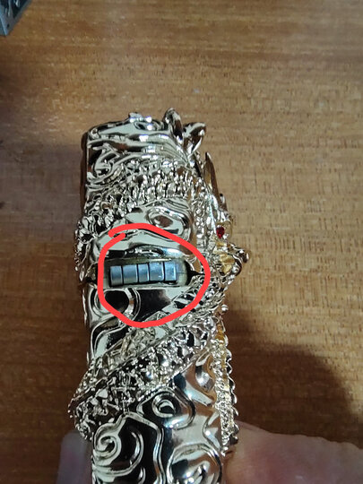 之宝(zippo):"打火机还是挺重的以为是铜的外壳谁知道不是的,盖子有点