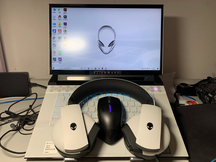 外星人aw510h:"产品包装:包装一如既往的精致材质做工:做工很外星人