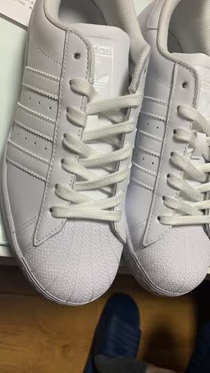 阿迪达斯(adidas):"尺码大小非常合适,正好够大,穿起来很舒服,走路不