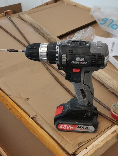 南威无刷天洋灰电钻1c12:"操作控制:今天在水泥墙上打了一个孔,冲击