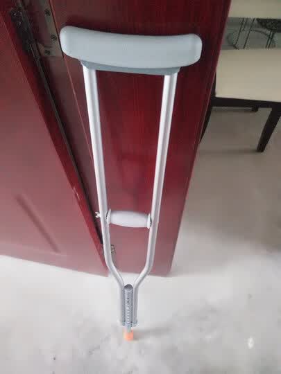 善行者拐杖:"手感极佳,硅胶的软套,还是铝合金的铝管手感都很不错,也