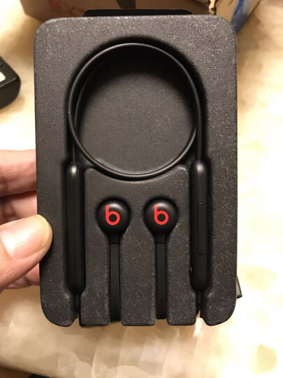 beatsbeats flex:"轻盈,黑红配色相当经典.