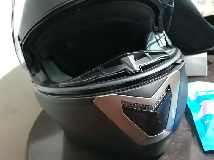 头盔不错,缓冲层厚实,能够起到作用." - 京东