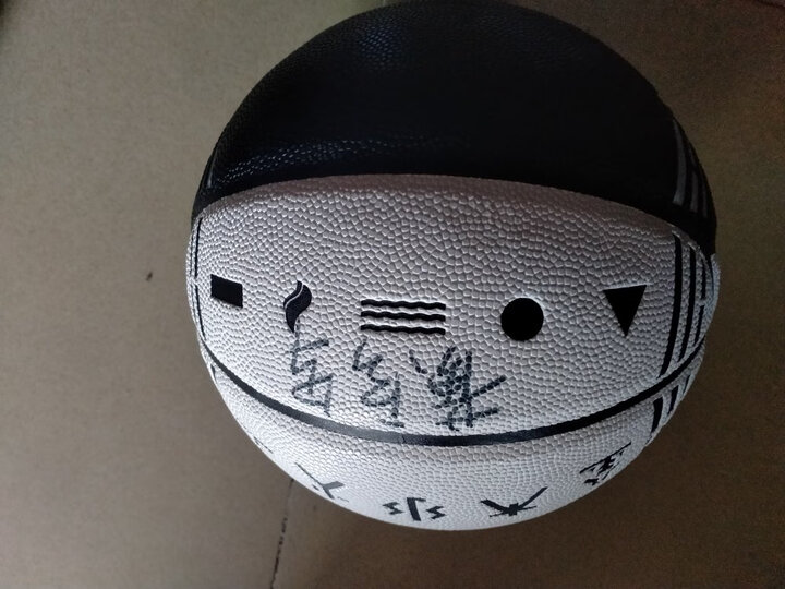 黄宇军运动旗舰店:             感谢您支持军哥篮球,认准军哥正品