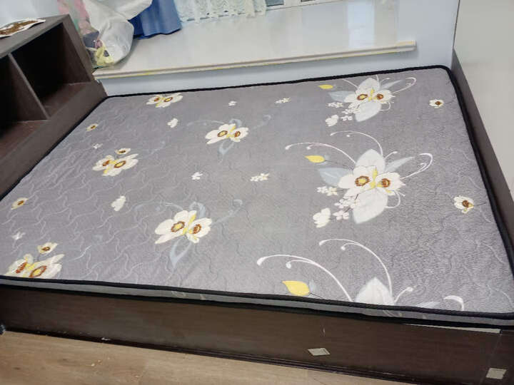 订做的榻榻米床垫,给店家的尺寸做的非常合适,软硬适中,也没什么味道