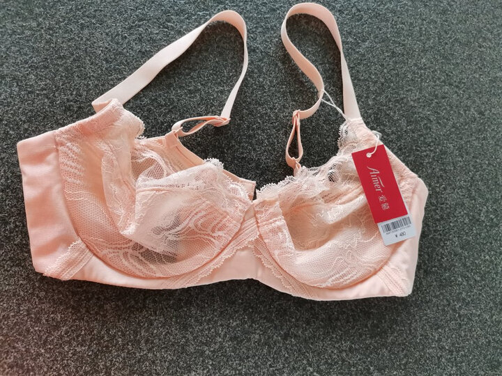 这款粉色的内衣很薄,完全没有内衬,穿着会很凉快,." - 京