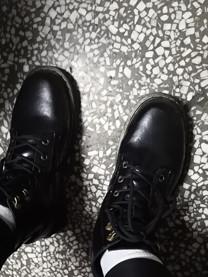 鞋子版型非常酷