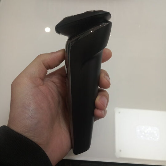 这款飞利浦剃须刀很奈斯,形状美观轻巧,做工精致,附件的组装和拆卸