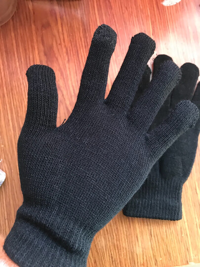 檞寄生:"我已经收到宝贝了,这次这个是一副手套,这个手套是黑色的