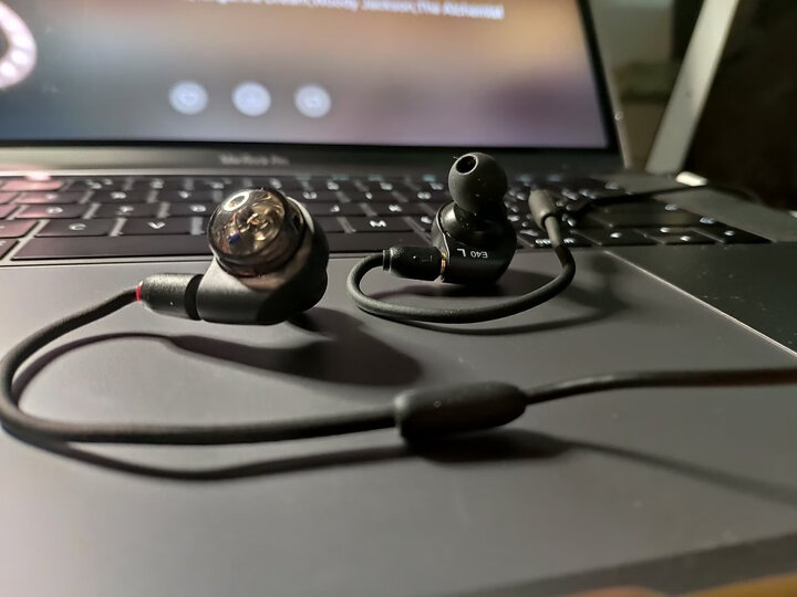 铁三角ath-e40:"做工质感:做工感觉比较扎实音质音效:低频短粗但是有