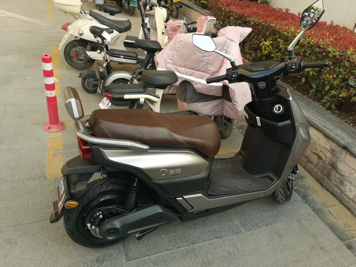 台铃tl1000dt-30:"骑过电轻摩和电自,这款是电摩,无钥匙启动,速度快