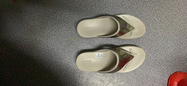 鞋底很软鞋子也很跟脚,需要比平常穿的码子大一码就正合适,下雨天穿很