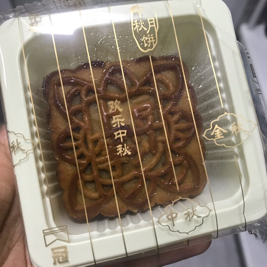 冠生园礼盒月饼:"老牌子了,信得过口感:比较甜,不会油腻,椰蓉的最好吃