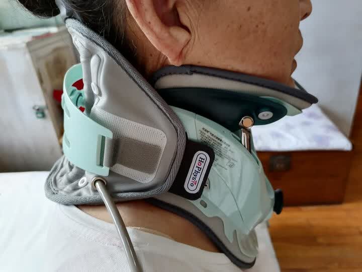 何浩明颈椎牵引固定器:"没有犹豫,直接选的加强版的,今天下午就到了
