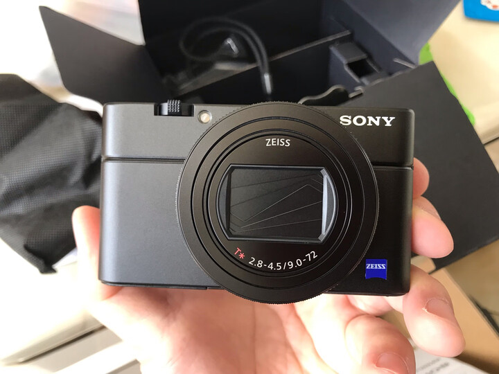 索尼dsc-rx100m7:"索尼黑卡系列一直都是很中意的卡片机,只是平时单反