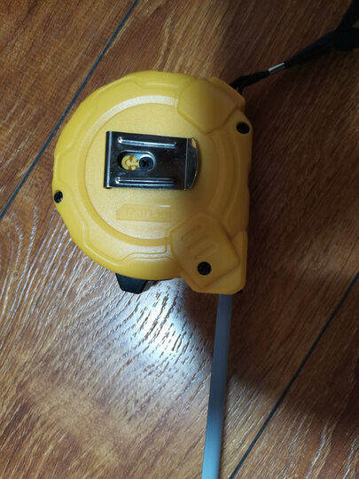 得力的10米钢卷尺.