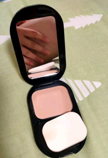 蜜丝佛陀粉饼:"不得不说他们家的的粉饼是真的好用,一点也不卡粉,一直