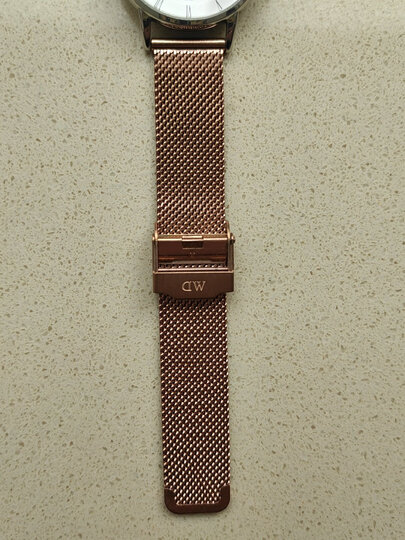 罗宝时(r o p s):"全金属,金色的,非常漂亮,较原装的牛皮表带好看多了