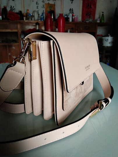 买金狐狸女包已经是二次购物了,小包时尚大方,上档次,我非常喜欢,经济