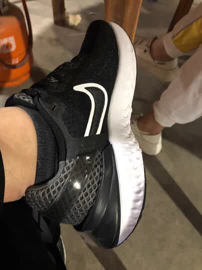 耐克(nike):"后脚跟减震很好,有种踩屎的感觉,前脚掌基本没有减震