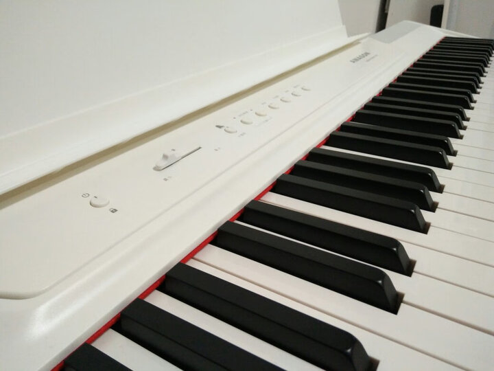 艾茉森(amason)p60:"音源:有机钢琴的味道,低音浑厚,高音通透音质