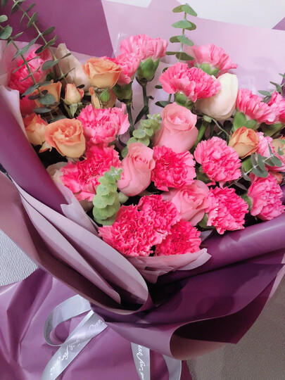 花亦有花神,紫色粉黛着粉色康乃馨和槟郎玫瑰的温柔和美丽,典雅如她.