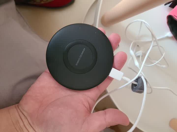 三星p1100:"第一次用无线充电的设备,感觉非常棒,比以前用的充电器