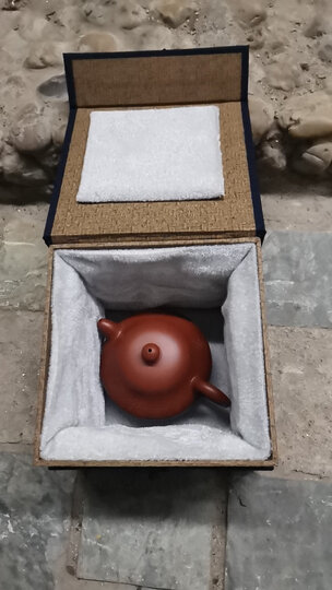 徐保国:"徐保国宜兴纯全手工紫砂朱泥思亭茶壶货以收到,照片是徐保国
