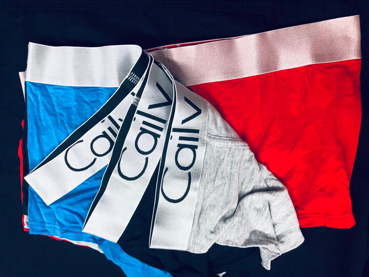 cailv kerini:"短裤的面料很舒适,穿在身上非常的舒服,颜色也是很棒的